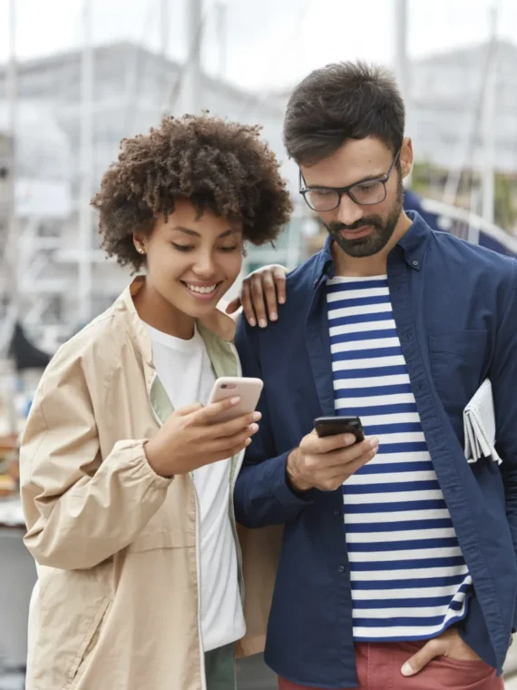 Usuarios revisando su celular para mandar dinero y realizar remesas desde USA