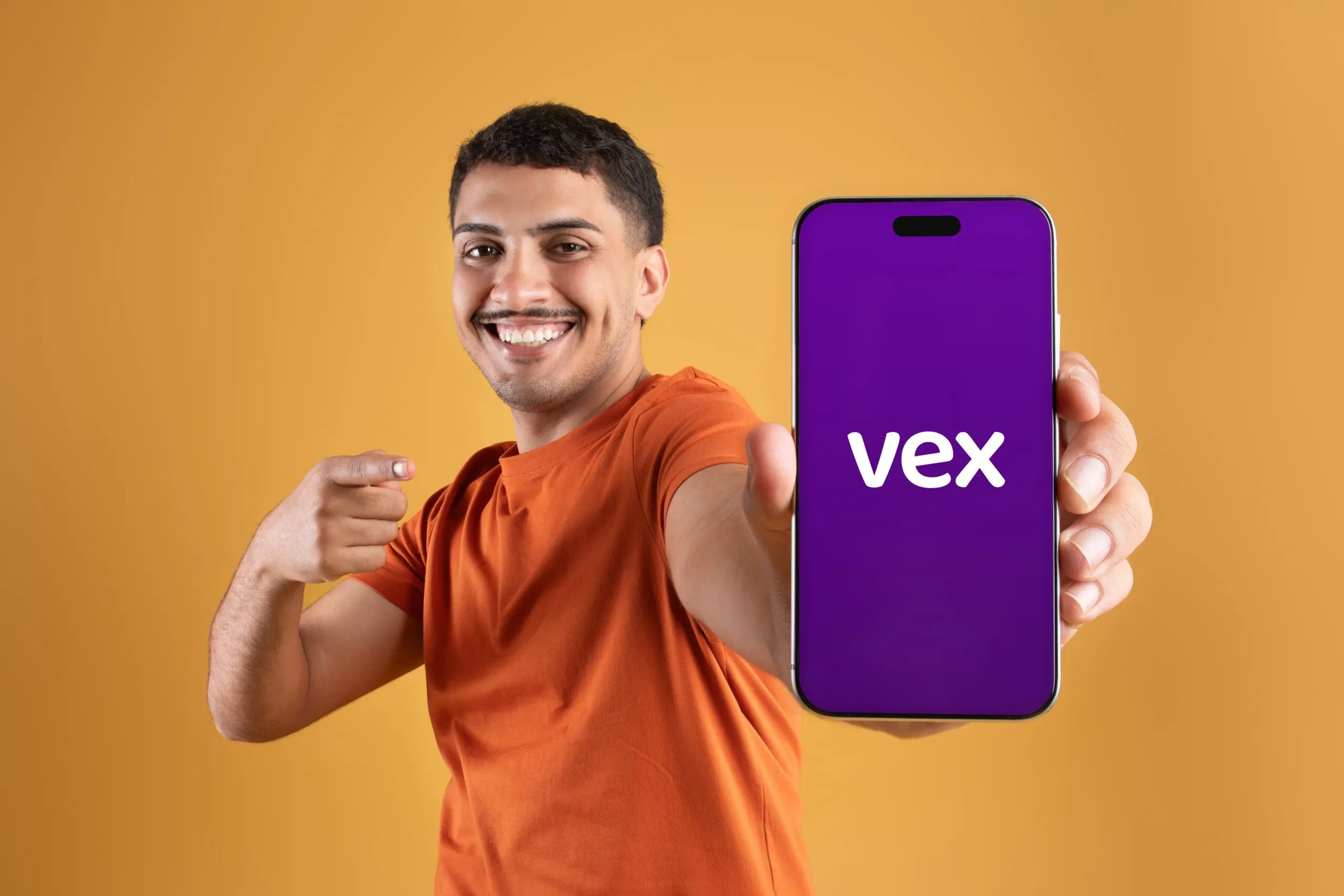 Usuario mostrando la app Vex Wallet para mandar dinero, realizar remesas desde USA y gestionar saldo cripto