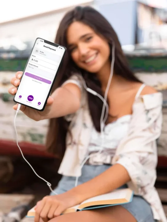Usuario mostrando la app Vex Wallet para mandar dinero y gestionar remesas desde USA